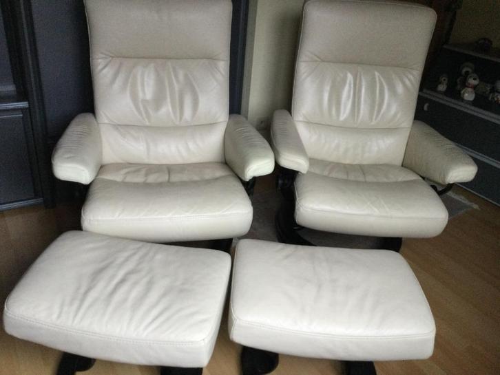 2 Fauteuils Stressless avec repose-pieds inclinables, Maison & Meubles, Fauteuils, Utilisé, Bois, Cuir, 75 à 100 cm, Enlèvement