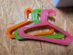 17 kleurrijke kinderkapstokjes, Ophalen of Verzenden, Zo goed als nieuw