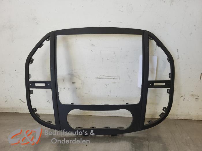 Radio omlijsting van een Mercedes Vito, Auto-onderdelen, Dashboard en Schakelaars, Mercedes-Benz, Gebruikt, 3 maanden garantie