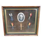 Herinneringskader - foto met medailles, Ophalen, Overige soorten, Lintje, Medaille of Wings