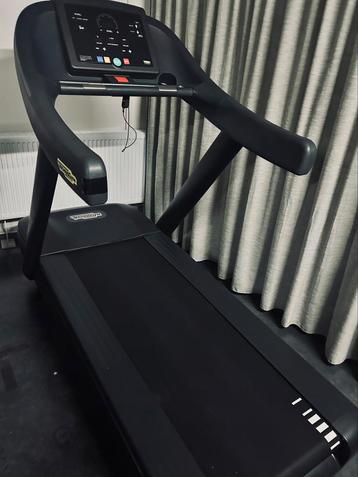 TECHNOGYM EXCITE 500 FULL BLACK LOOPBAND beschikbaar voor biedingen