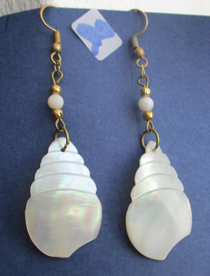 O2-2: Oorbel Parelmoer- Hang- 4¼ cm. lang en 2 cm. breedt, Handtassen en Accessoires, Oorbellen, Nieuw, Hangers, Overige materialen