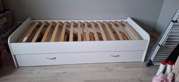1 persoonsbed met bedlade met lattenbodems beschikbaar voor biedingen