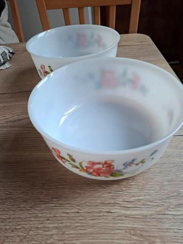 2 kommen met bloemenmotief in melkglas / acropal ronsard beschikbaar voor biedingen