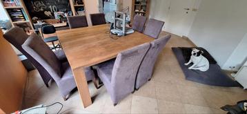 Grote vierkanten tafel met 8 stoelen beschikbaar voor biedingen