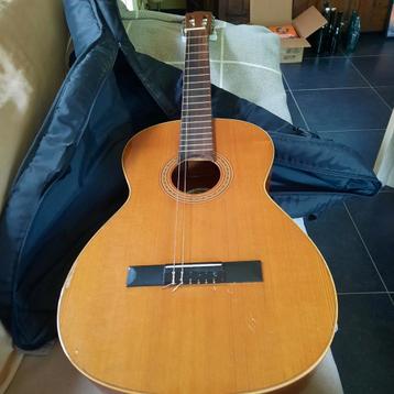 Gitaar met doosjes snaren , notenboek , draagzak , Spaans . beschikbaar voor biedingen
