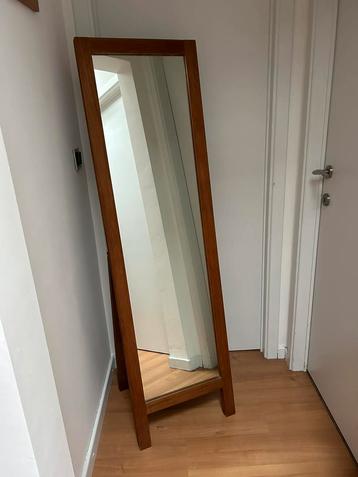 Grand miroir sur pied disponible aux enchères