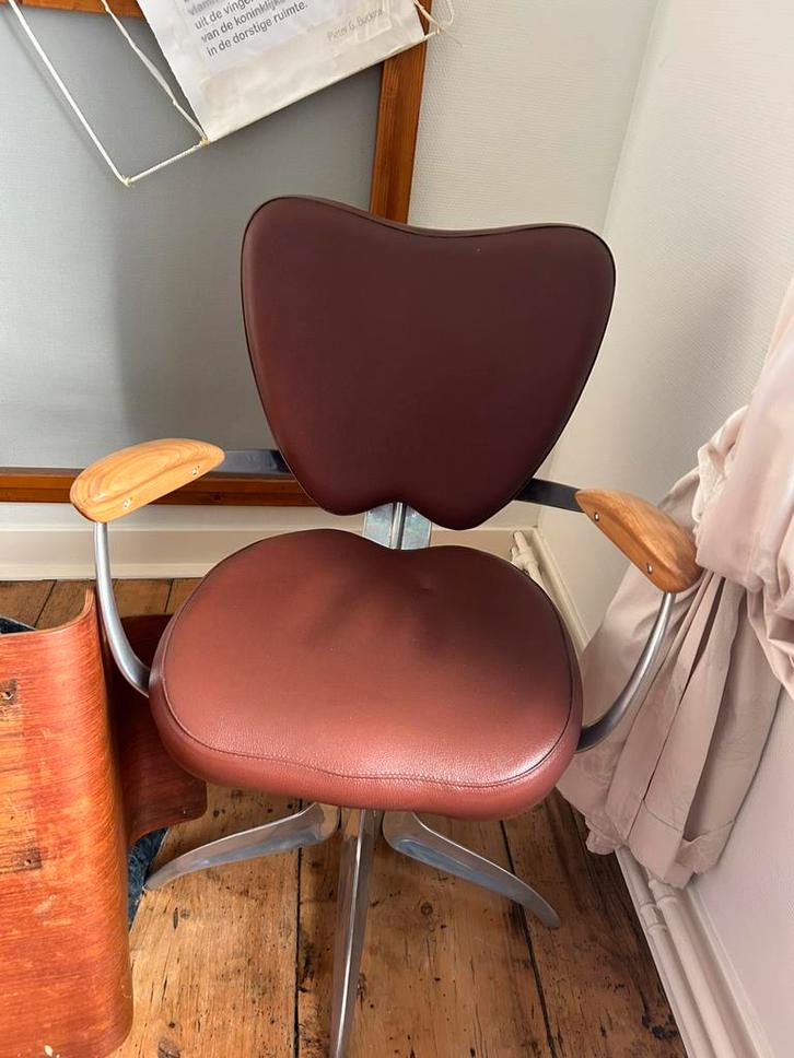 2 kapperstoelen of bureelstoelen, Huis en Inrichting, Stoelen, Gebruikt, Twee, Kunststof, Bruin, Ophalen