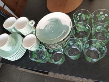 Borden +glazen +koffiekopjes  beschikbaar voor biedingen