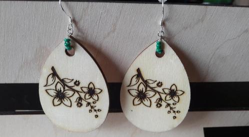Unieke oorbellen in hout met gelaserd bloempje, Handtassen en Accessoires, Oorbellen, Nieuw, Hangers, Ophalen of Verzenden