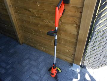 Nieuwe grastrimmer met extra rolwiel en lader beschikbaar voor biedingen