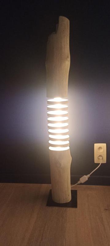 Lampe led design bois segmenté sur pied 