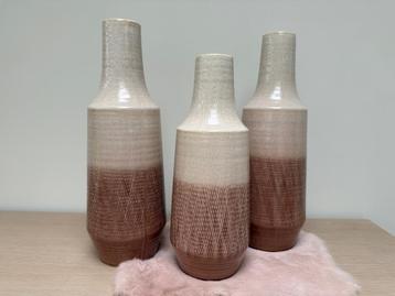 Beige vazen met roze onderkant (3 stuks) beschikbaar voor biedingen