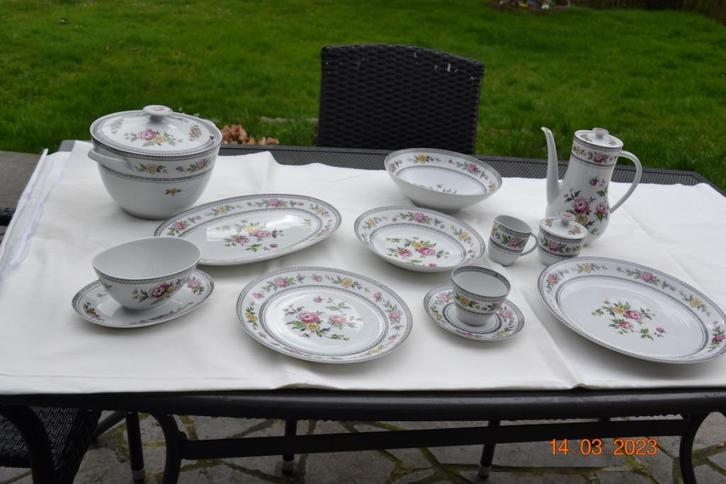 Service en fine porcelaine, Maison & Meubles, Cuisine | Vaisselle, Porcelaine, Enlèvement ou Envoi