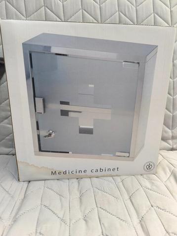 Medicijnkastje 30x30x12- incl. 2 sleutels - 2 vakken(NIEUW) beschikbaar voor biedingen
