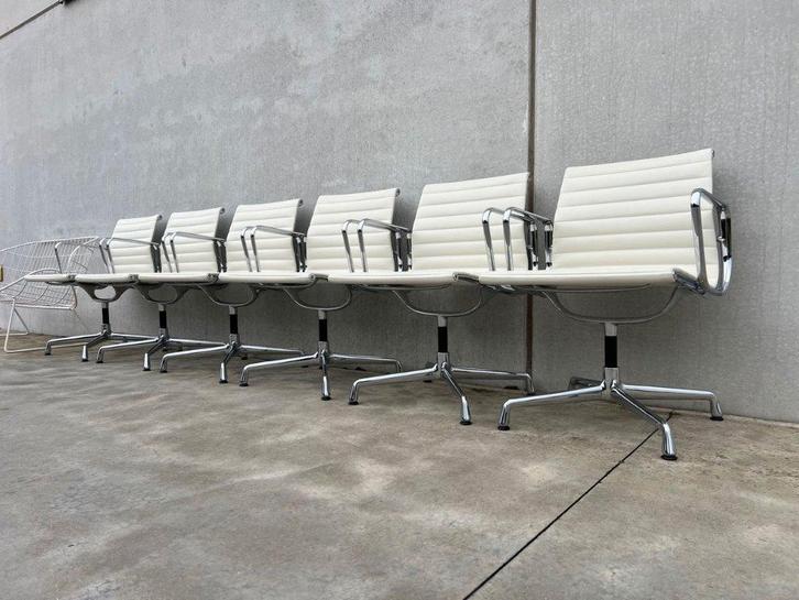 Vitra Eames EA107 wit lederen vergaderstoelen, 6x, Huis en Inrichting, Bureaustoelen, Zo goed als nieuw, Bureaustoel, Wit, Verzenden