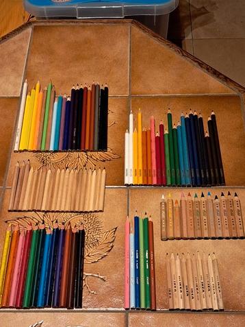 Set van 104 kleurpotloden en zwarte potloden beschikbaar voor biedingen
