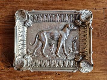 Art deco asbak met windhond uit aluminium  beschikbaar voor biedingen