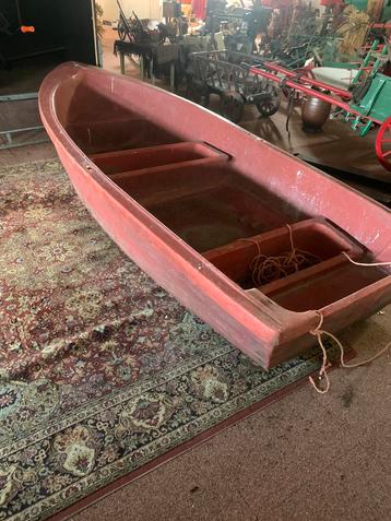 Plasiek boot beschikbaar voor biedingen