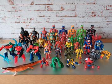 Beaucoup de super héros et de figurines articulées. 