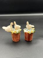 Set van 2 Kleine Beeldjes met Duiven in Mandje – Met Bloemen, Ophalen of Verzenden, Zo goed als nieuw, Dier