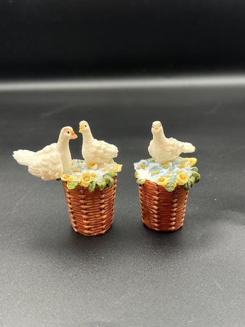 Set van 2 Kleine Beeldjes met Duiven in Mandje – Met Bloemen, Verzamelen, Beelden en Beeldjes, Zo goed als nieuw, Dier, Ophalen of Verzenden