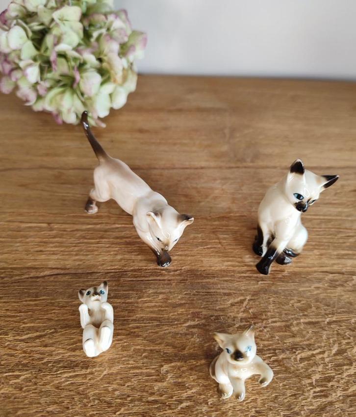 Siamese katten en kittens. Vintage, porselein Bone China, Verzamelen, Beelden en Beeldjes, Gebruikt, Dier, Ophalen of Verzenden