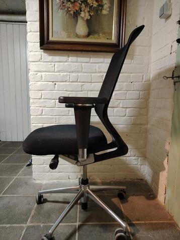 Chaise de bureau ergonomique avec dossier en maillet beschikbaar voor biedingen