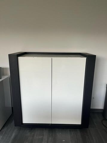 Kast set beschikbaar voor biedingen