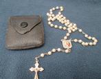 Witte parlemoer-kleurige rozenkrans in etui, Verzamelen, Religie, Ophalen of Verzenden