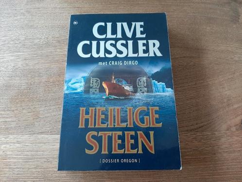C. Dirgo - Heilige steen, Boeken, Thrillers, Zo goed als nieuw, Ophalen