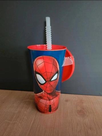 Gobelet Marvel Spiderman avec couvercle et paille en plastiq disponible aux enchères