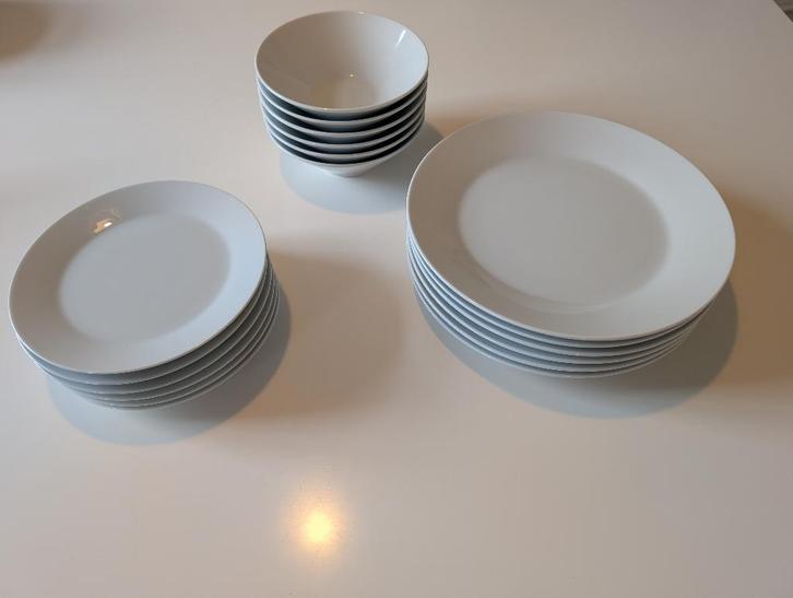 18-delige serviesset, Huis en Inrichting, Keuken | Servies, Zo goed als nieuw, Bord(en), Porselein, Ophalen