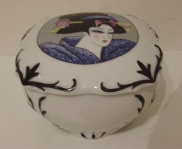 Porselein doos decor >>> Geisha <<< APILCO FRANCE - gemerkt  beschikbaar voor biedingen