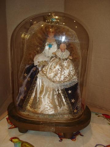 Victoriaanse Wax ovale globekoepel Madonna met kind beschikbaar voor biedingen
