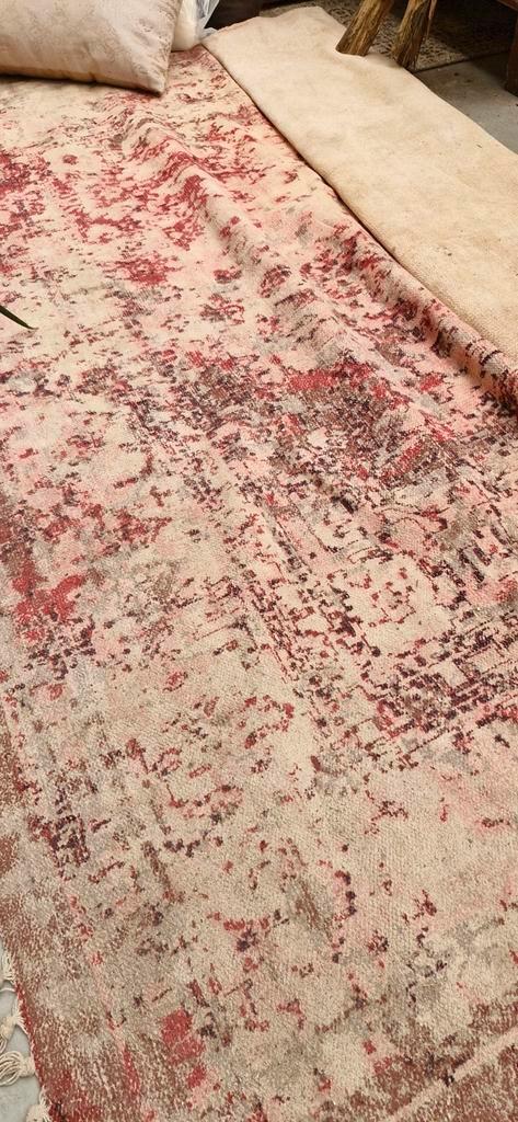 Tapijt rood, roze vintagelook, Huis en Inrichting, Stoffering | Tapijten en Vloerkleden, Zo goed als nieuw, Rood, Ophalen
