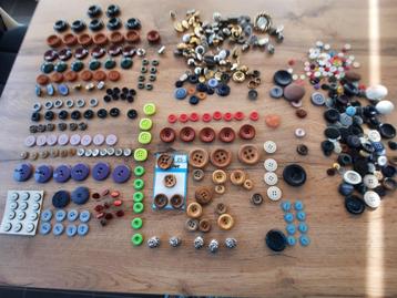 Pakket naaigerief: knopen, stikzijde,  schaar, lintmeter... beschikbaar voor biedingen