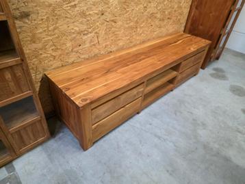 Mooi massief teakhouten tv meubel 200cm in heel goede staat beschikbaar voor biedingen