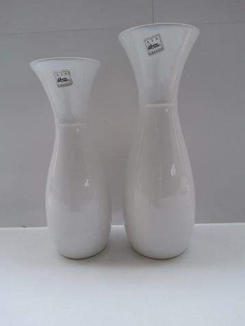 2 porseleinen karaffen voor wijn of water. beschikbaar voor biedingen