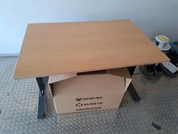 Stevige bureau beschikbaar voor biedingen