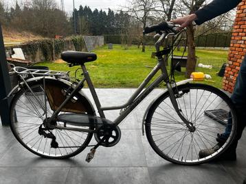 Damesfiets beschikbaar voor biedingen