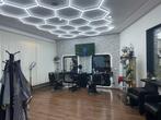 ESPACE COMMERCIAL ACTUELLEMENT AMÉNAGÉ EN SALON DE COIFFURE