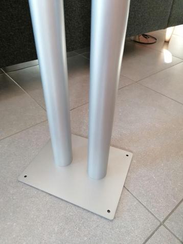 2 luidsprekerstatieven beschikbaar voor biedingen