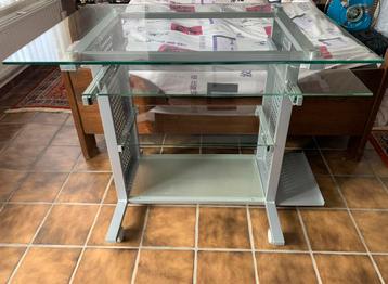 Modern glazen bureau beschikbaar voor biedingen