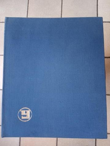Postzegelalbum met postzegels beschikbaar voor biedingen