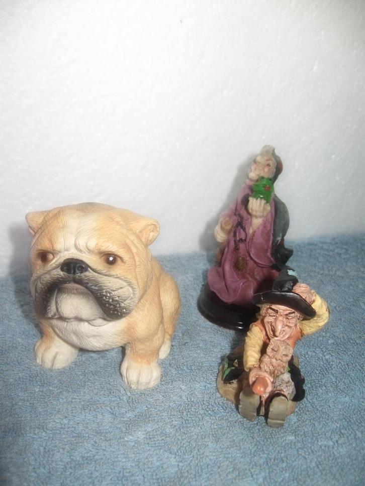 beeldje bulldog en heksjes, Verzamelen, Beelden en Beeldjes, Zo goed als nieuw, Ophalen of Verzenden