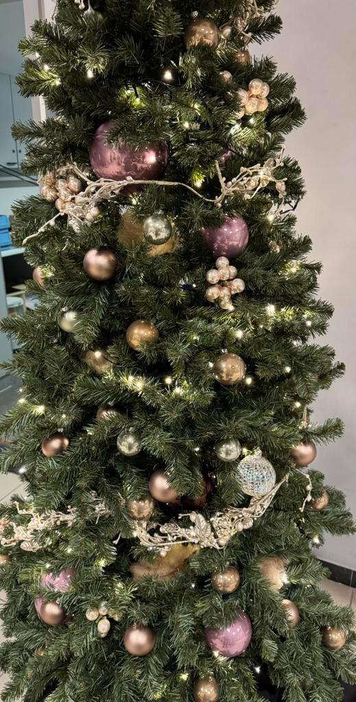 Kerstboom met versiering, Diversen, Kerst, Zo goed als nieuw, Ophalen