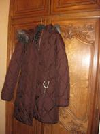 bruine jas met kap, Enlèvement, Porté