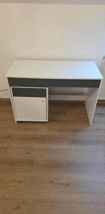 Bureau + caisson  beschikbaar voor biedingen