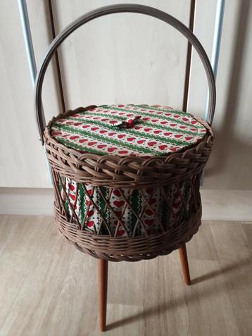 Prachtig naaikofferke  op 3 pootjes  ! JAREN 60 & 70  beschikbaar voor biedingen